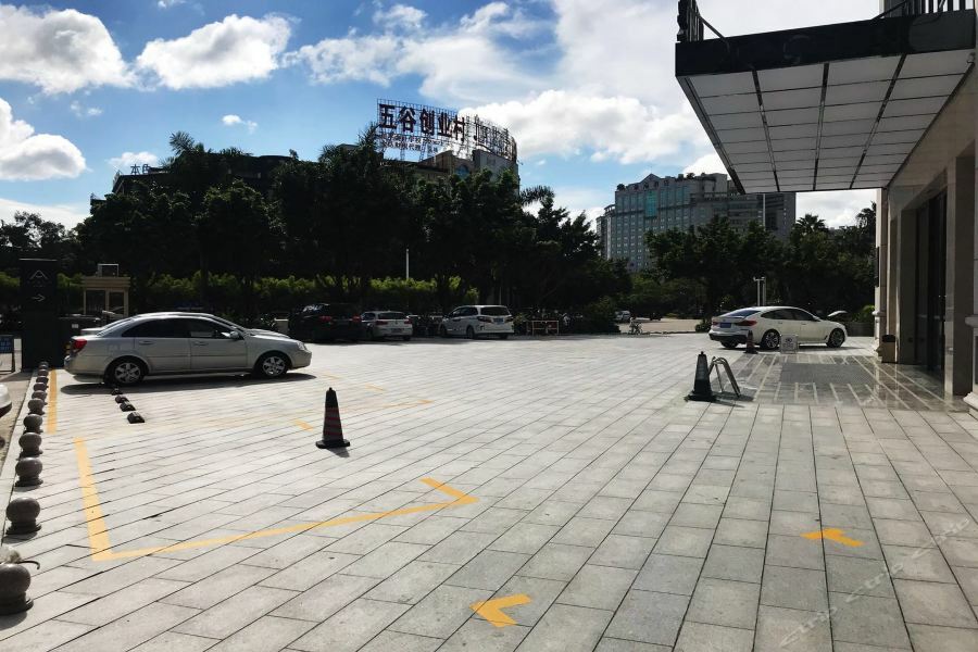 Atour Hotel Maoming Exteriör bild